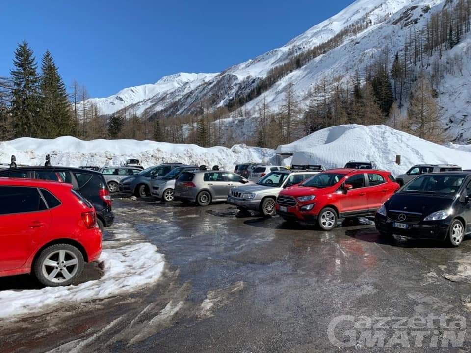 Coronavirus Iorestoacasa Ma In Valle Tutti A Prendere Il Sole Scoppia La Polemica Aosta News Notizie Di Cronaca Informazioni Sportive News Eventi E Spettacoli Della Valle D Aosta