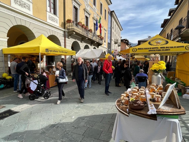 Apicoltura In Valle Daosta Ecco I Premiati Alla Sagra Del Miele Aosta News Notizie